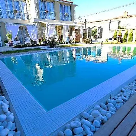 Sade Alaçatı
